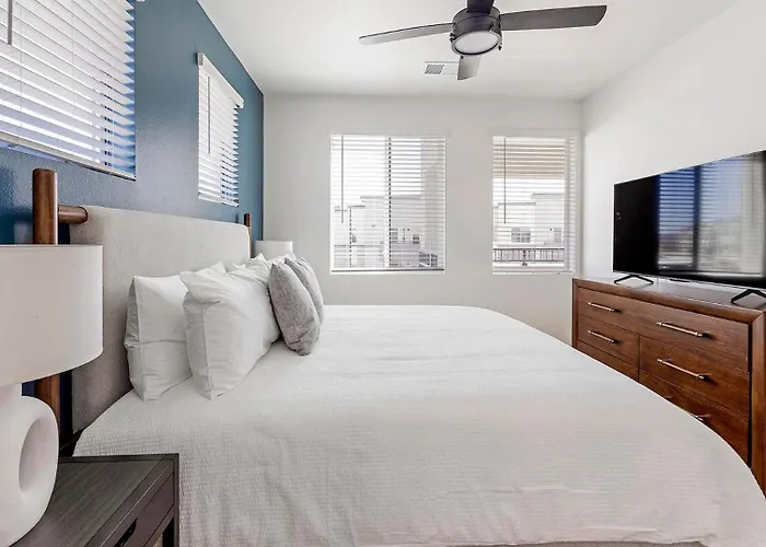 Landing Stylish 2Bd Gym Pool Apartment *