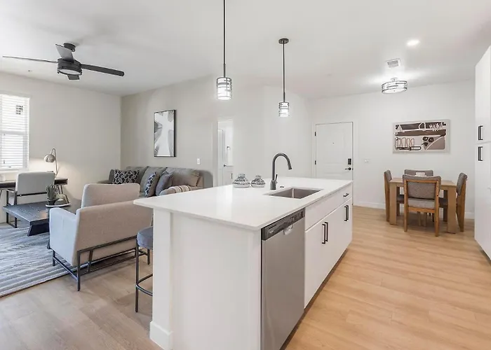 Landing Stylish 2Bd Gym Pool Apartment *